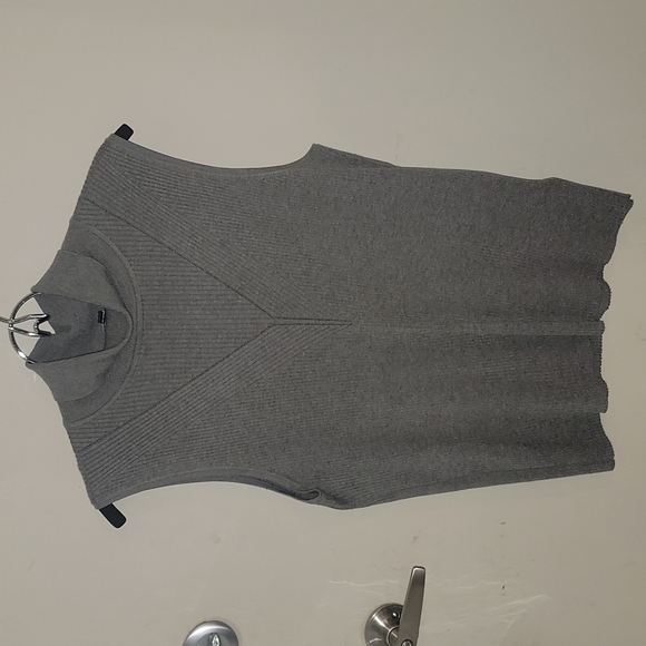 Gray sleeveless top - Picture 1 of 3